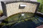 壁泉の仕上げはINAXの天然石ボーダー「エクセンシア」