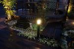 タカショーのLED照明「アートウッドポールライト」　木目調の柱で自然な仕上がり